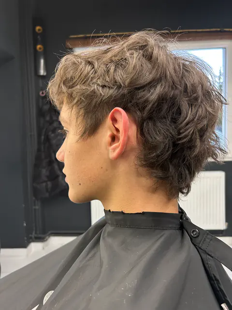 Texturált férfi hajvágás hullámos volumennel felül és rövid oldalakkal, a marosvásárhelyi BLOOM Hair Salonban