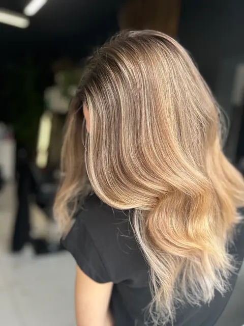 Bronde balayage finom átmenettel a barna tőtől a szőke hosszokig