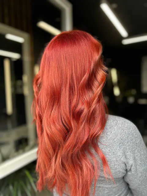 Hosszú, élénk vörösréz haj természetes hullámokkal, a marosvásárhelyi BLOOM Hair Salonban festve
