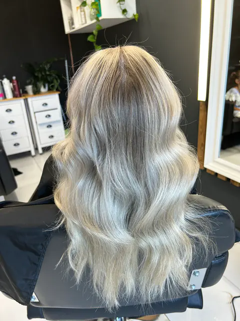 Ezüstszőke balayage hullámokkal, fodrászszékben fotózva